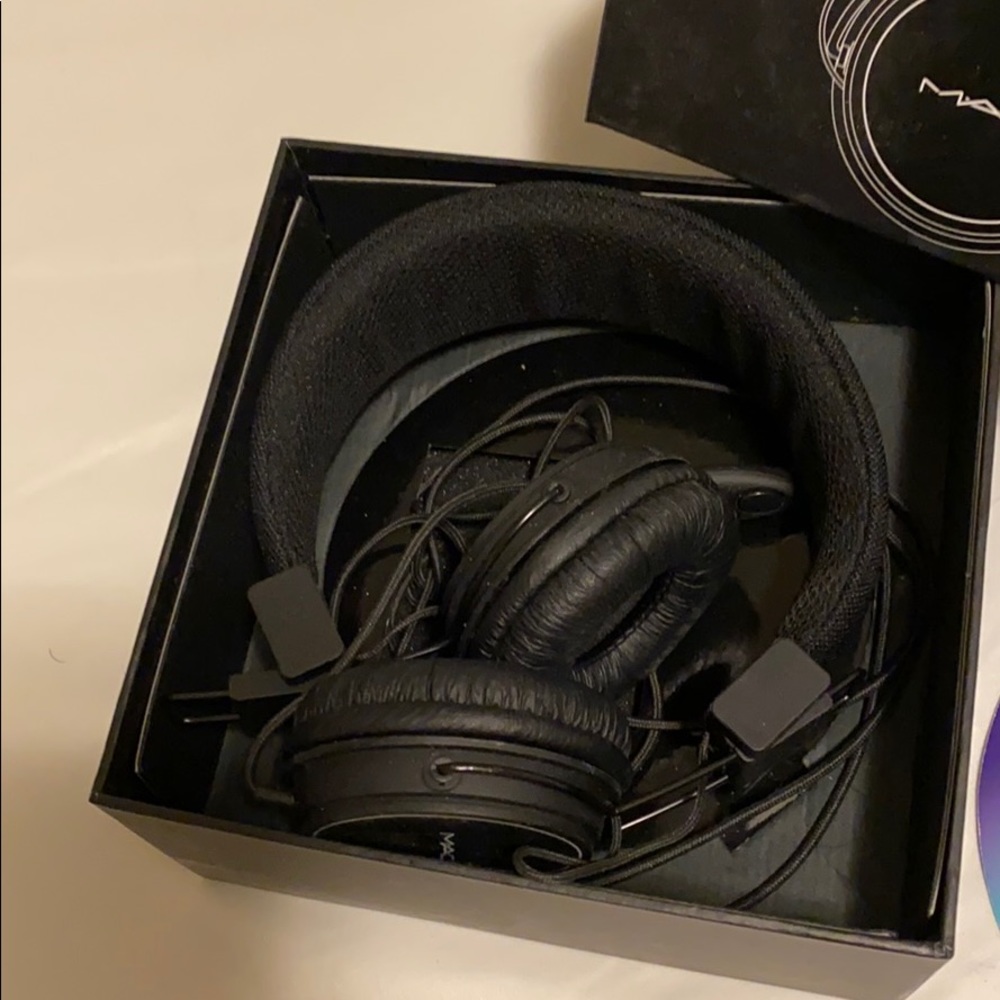 MAC cosmetics black employee headphones - Picture 2 of 4